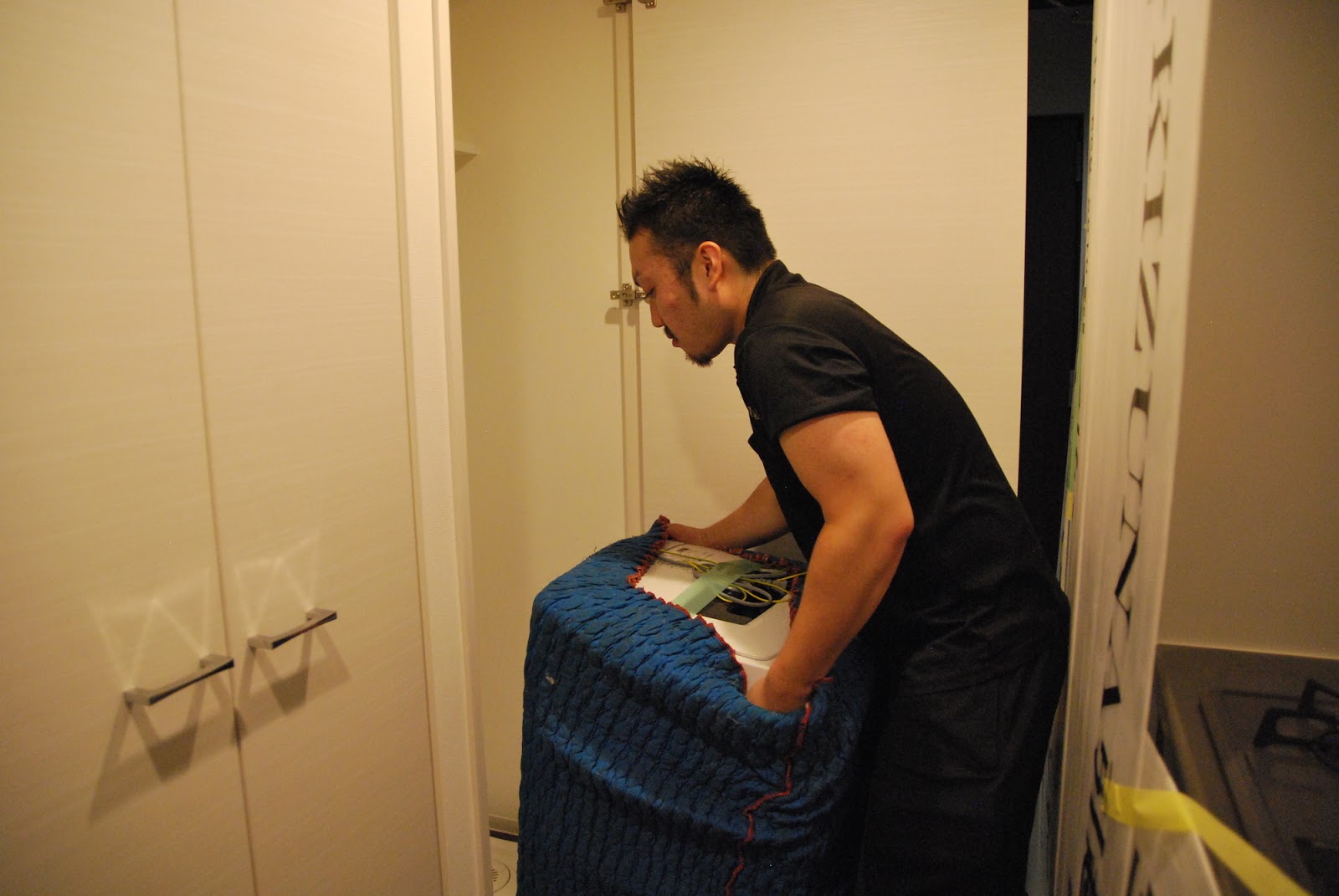 KIZUNA引越しセンターさんが冷蔵庫を保護しているところ